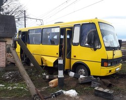На Львівщині рейсовий автобус зіштовхнувся із електровозом