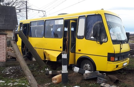 На Львівщині рейсовий автобус зіштовхнувся із електровозом