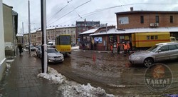 Сьогодні зранку на Підзамчі у Львові із рейок зійшов трамвай