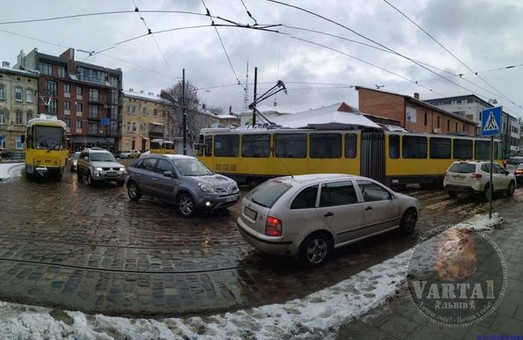 Сьогодні зранку на Підзамчі у Львові із рейок зійшов трамвай