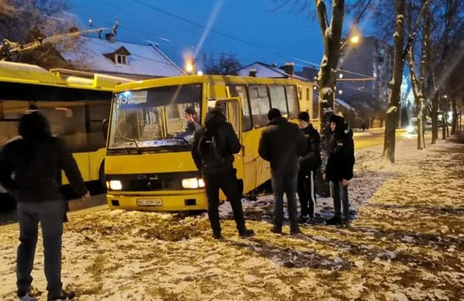 У Львові на Левандівці рейсовий автобус загруз у болоті