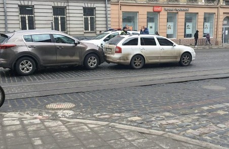 У Львові на вулиці Городоцькій зіткнулося два легковика