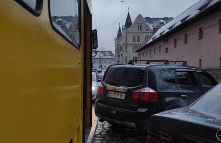 У Львові позашляховик заблокував рух трамваїв кількох маршрутів