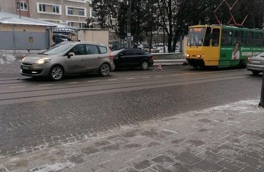 У Львові зранку зупинився рух двох трамвайних маршрутів