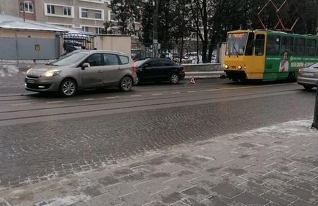У Львові зранку зупинився рух двох трамвайних маршрутів
