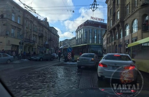 Сьогодні в центрі Львова комунальний автобус заблокував рух