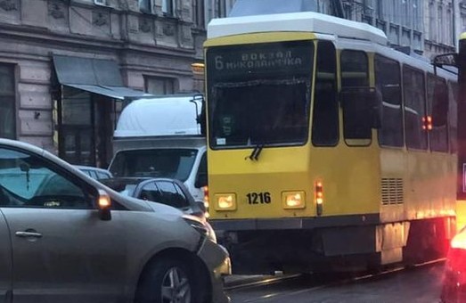 У Львові зранку через ДТП на вулиці Городоцькій зупинилися трамваї