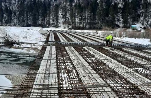 Міст у Крушельниці на Львівщині готовий на 85%
