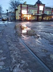 У Львові на реконструйованій площі Двірцевій на трамвайних коліях утворюються калюжі