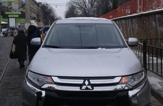 Неправильно припаркований автомобіль у Львові зупинив рух трамвая «двійки» в сторону вулиці Коновальця