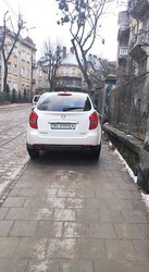У Львові на вулиці Котляревського автомобілі паркують прямо на тротуарі