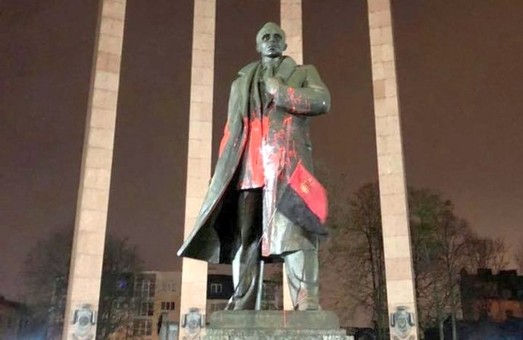 У Львові облили фарбою пам'ятник Степану Бандері