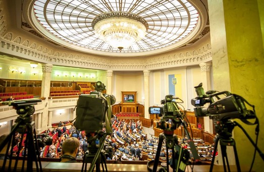 У Раді пропонують заборонити працювати у парламенті журналістам санкційних телеканалів