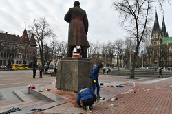 Як відмивають пам'ятник  Степанові Бандері після акту вандалізму (ФОТО)