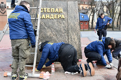 Як відмивають пам'ятник  Степанові Бандері після акту вандалізму (ФОТО)