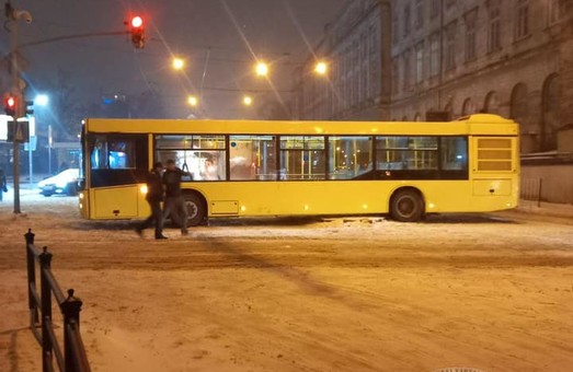 У Львові комунальний автобус заблокував рух транспорту на площі Торговій
