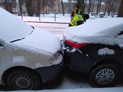 Сьогодні зранку у Львові на вулиці Лисенка нетверезий водій пошкодив три припарковані автівки
