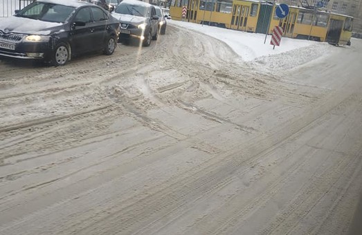 У Львові негода заблокувала роботу трамвая на Сихів