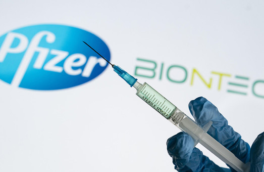 Компанія «Pfizer» планує вдвічі прискорити виготовлення вакцини проти COVID-19