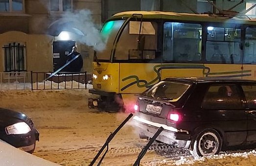 У центрі Львова задимівся трамвайний вагон. Задимлення переросло у пожежу (ФОТО, ВІДЕО)