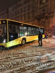 У центрі Львова увечері стався транспортний колапс (ФОТО, ВІДЕО)