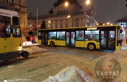 У центрі Львова увечері стався транспортний колапс (ФОТО, ВІДЕО)