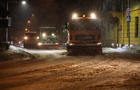 У Львівській міськраді кажуть, що на вулицях міста із снігом бореться майже сотня одиниць спецтехніки (ФОТО)