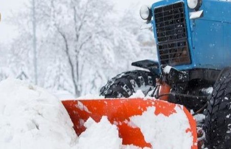 На Львівщині вночі на очищенні доріг від снігу працювало понад 200 одиниць техніки