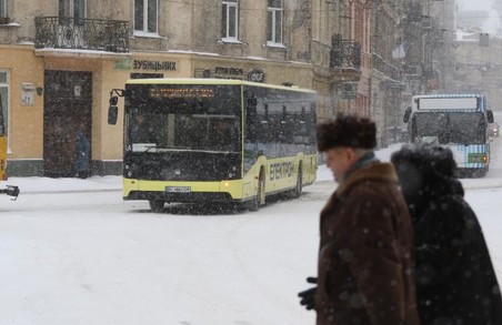 Через прорив водогону в центрі Львова змінено траси 8 автобусних маршрутів