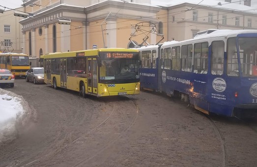 У Львові на площі Митній призупинився рух транспорту