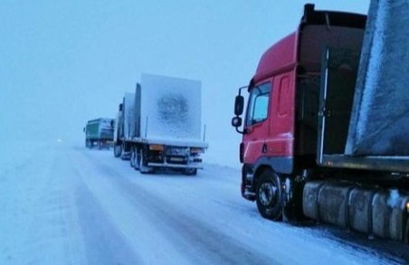 На Львівщині низку автодоріг закрили для проїзду великогабаритного транспорту