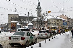 Вхурделило: як Львів замітає снігом (ФОТО)