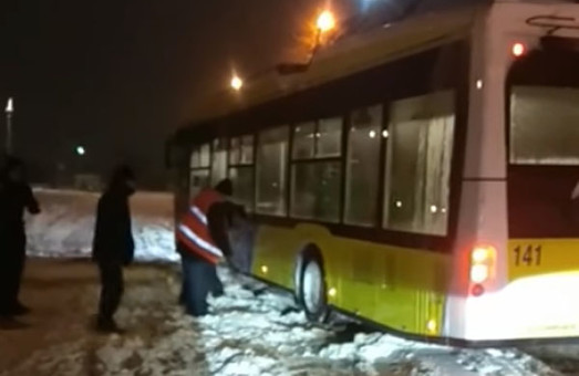 У Львові біля автовокзалу пасажири визволяли тролейбус із снігового полону (ВІДЕО)