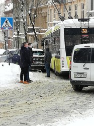У Львові на спуску до Університету зупинилися тролейбуси