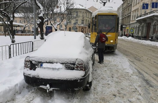У Львові в лютому трамваї і тролейбуси простояли 72 години через неправильне паркування