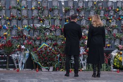 Зеленський в Києві вшанував пам’ять Героїв Небесної Сотні