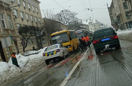 У Львові на вулиці Личаківській зупинився рух трамваїв