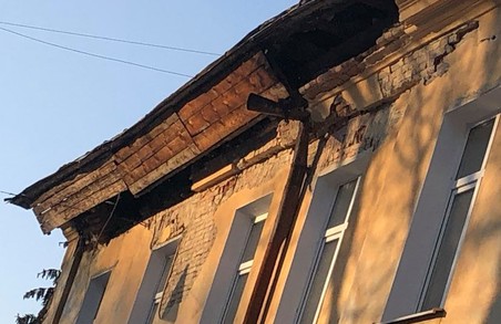 У львівській початковій школі «Дзвіночок» на вулиці Нєкрасова, 33 почав зсуватися дах
