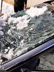У Львові учора снігова брила пошкодила три автомобілі
