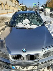 У Львові учора снігова брила пошкодила три автомобілі