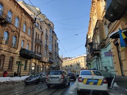 В центрі Львова брили снігу і льоду впали на транспорт