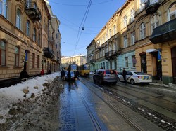 В центрі Львова брили снігу і льоду впали на транспорт