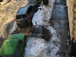 У Львові під вагою снігу на тротуар впав навіс