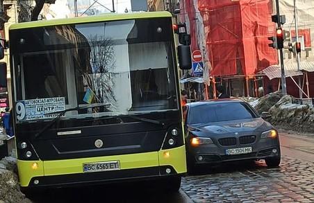 У Львові на вулиці Дорошенка зупинився рух трамваїв і виникли ускладнення в русі