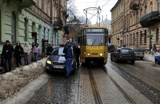 У Львові зупинився рух трамваїв на Сихів