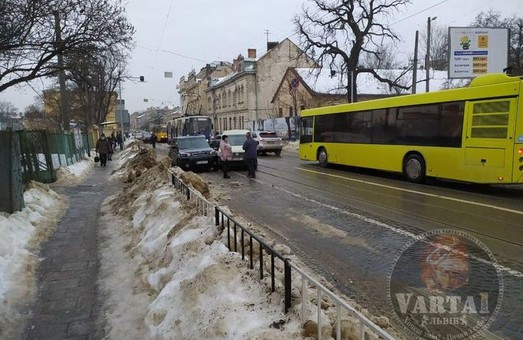 На вулиці Личаківській через ДТП зупинився рух трамваїв