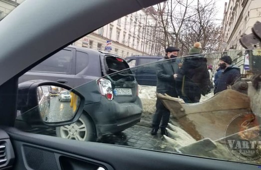 У Львові на вулиці Городоцькій легковик зіштовхнувся із екскаватором