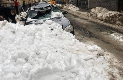У Львові через падіння снігу і льоду з даху будинку пошкоджено легковик