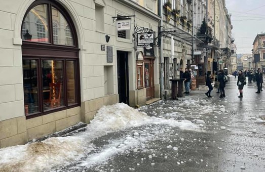У самому центрі Львова біля трамвайної зупинки впала брила снігу і льоду