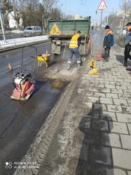У Львові латають ями на дорогах холодним асфальтом